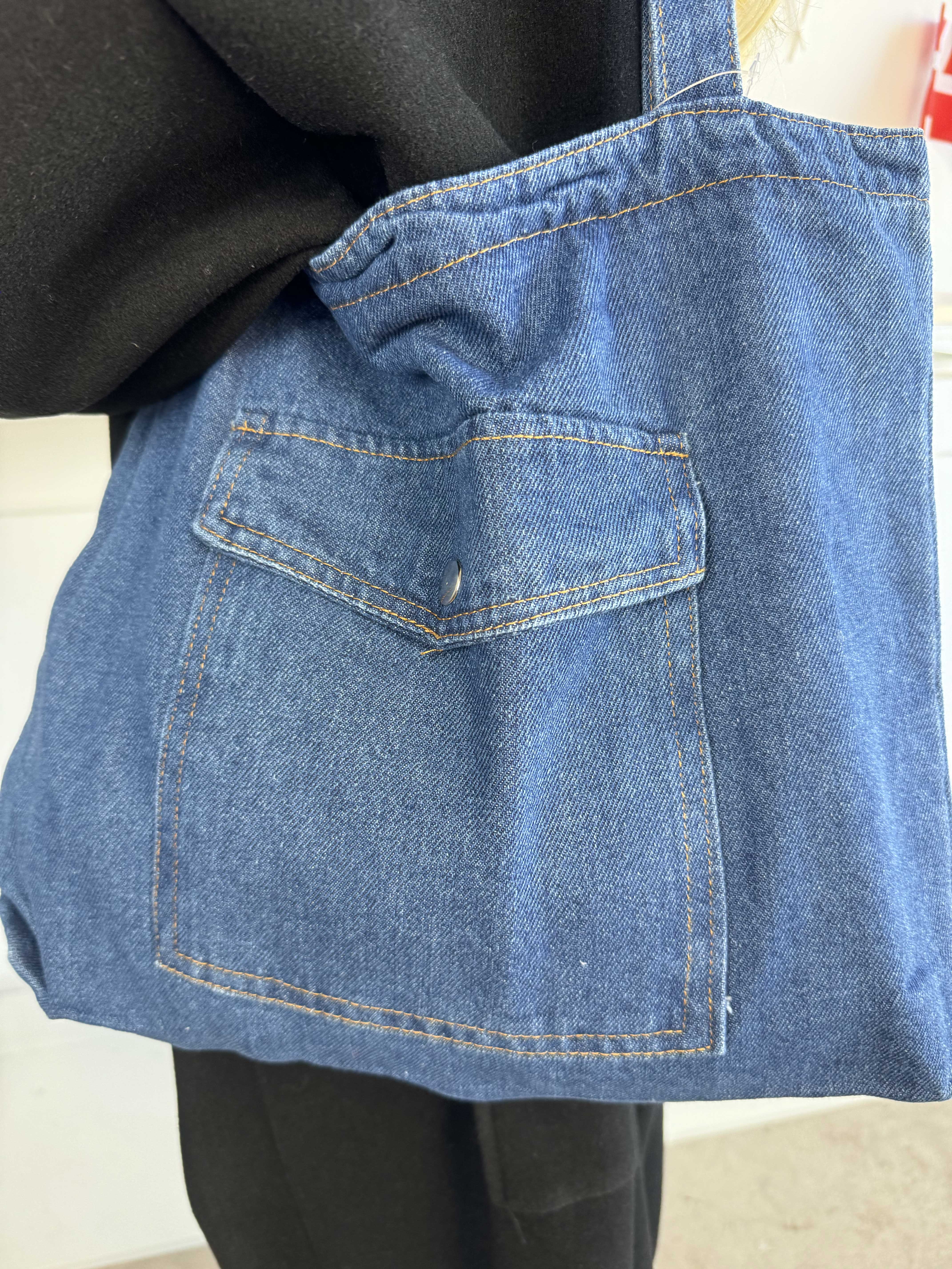 Betti - Taske i denim med stor lomme